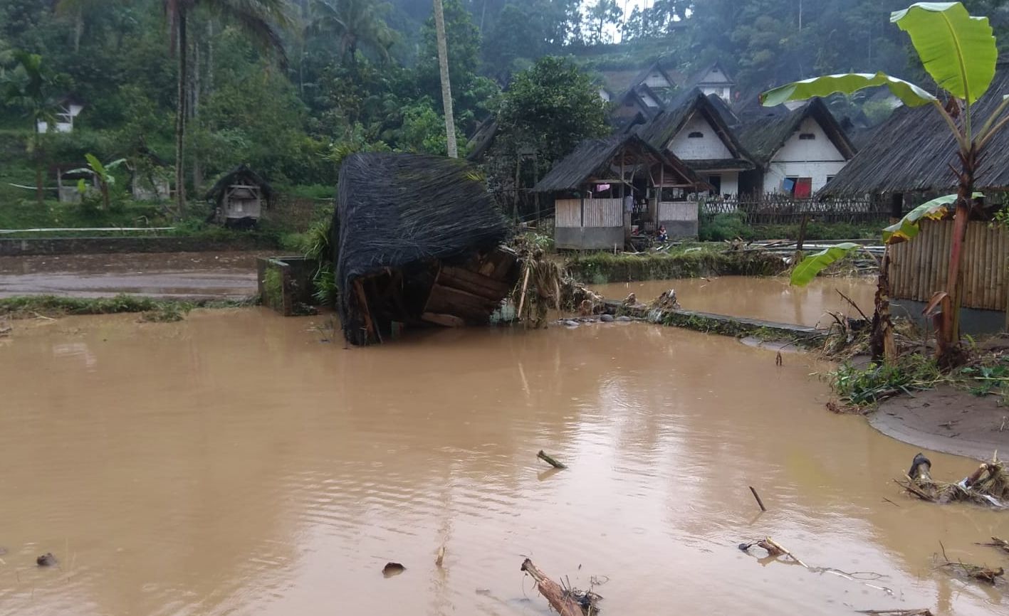 Pertamakali Terjadi Selama Ratusan Tahun, Sungai Ciwulan Meluap Menyebabkan Banjir Bandang Melanda Pemukiman Adat Kampung Naga di Desa Neglasari, Kecamatan Salawu, Kabupaten Tasikmalaya. 