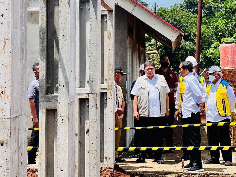  Presiden Jokowi saat meninjau progres pembangunan rumah tahan gempa di Desa Sirnagalih, Kecamatan Cilaku, Kabupaten Cianjur, pada Senin 5 Desember 2022.
