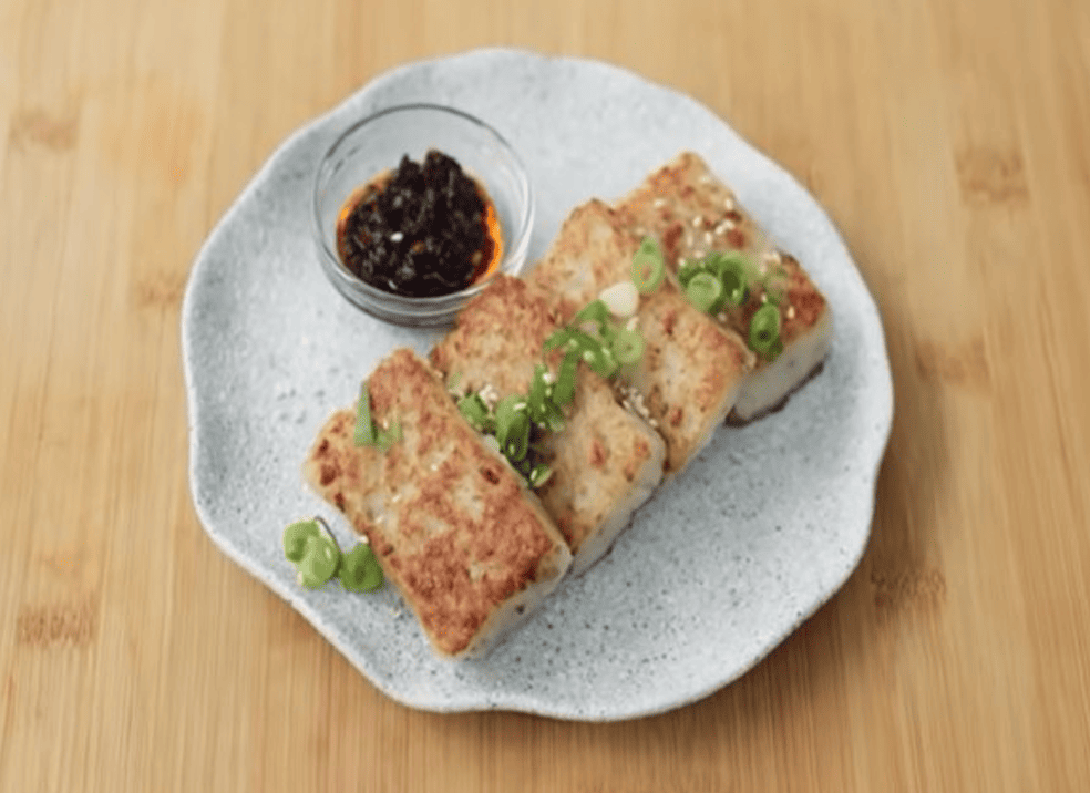 Kue lobak, makanan khas Imlek 2024/Tangkapan Layar YouTube Devina Hermawan