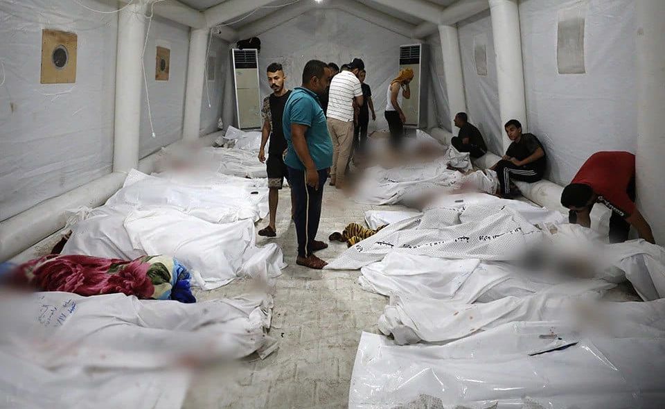 Jasad para korban pengeboman Zionis di RS Kamal Adwan di Beit Lahiya