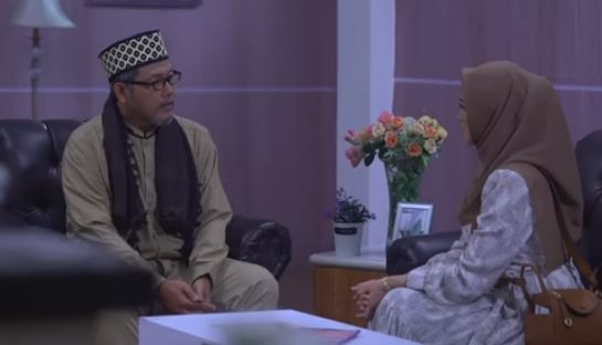 Sinopsis Takdir Cinta yang Kupilih 25 Mei 2023, Ustadz ceritakan campur tangan Jeffrey dalam mempertemukan Novia. dan orang tua angkatnya.
