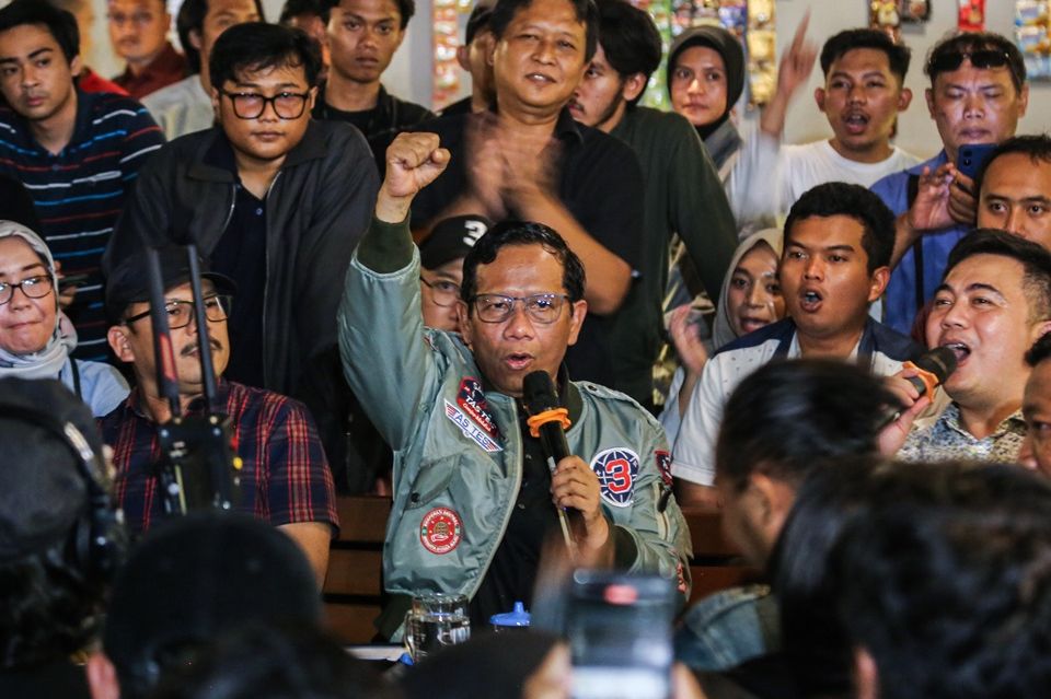 Cawapres nomor urut 3, Mahfud MD dalam acara Tabrak Prof di Kedai Borjuis, Semarang, Jawa Tengah, Selasa, 23 Januari 2024.