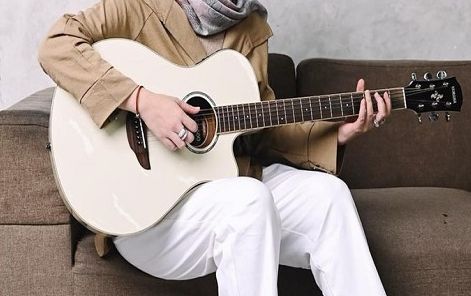 ILUSTRASI - Simak lirik dan chord kunci gitar lagu 'Aduhai Seribu Kali Sayang' oleh Iklim agar bisa gitar-gitaran bareng teman atau keluarga.