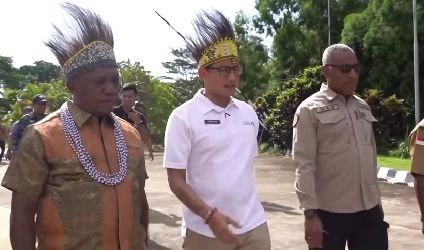 Sandiaga Uno mendapat gelar marga saat berkunjung ke Jayapura Papua.