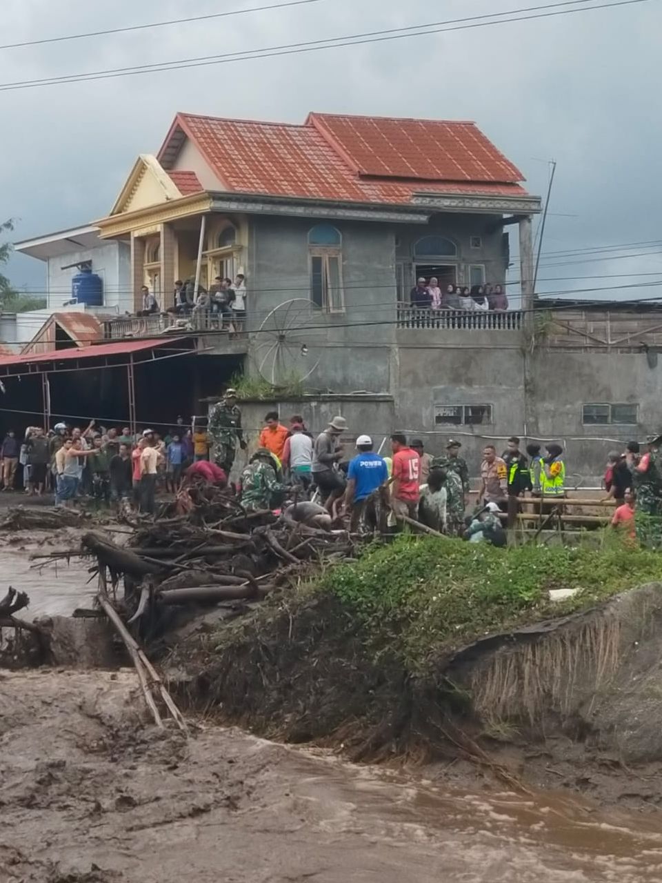 Banjir lumpur diduga lahar dingin aliran Gunung Marapi yang menerjang kawasan permukiman warga Bukik Batabuah Kecamatan Sungai Pua, Kabupaten Agam, Sumatera Barat, Jumat 5 April 2024