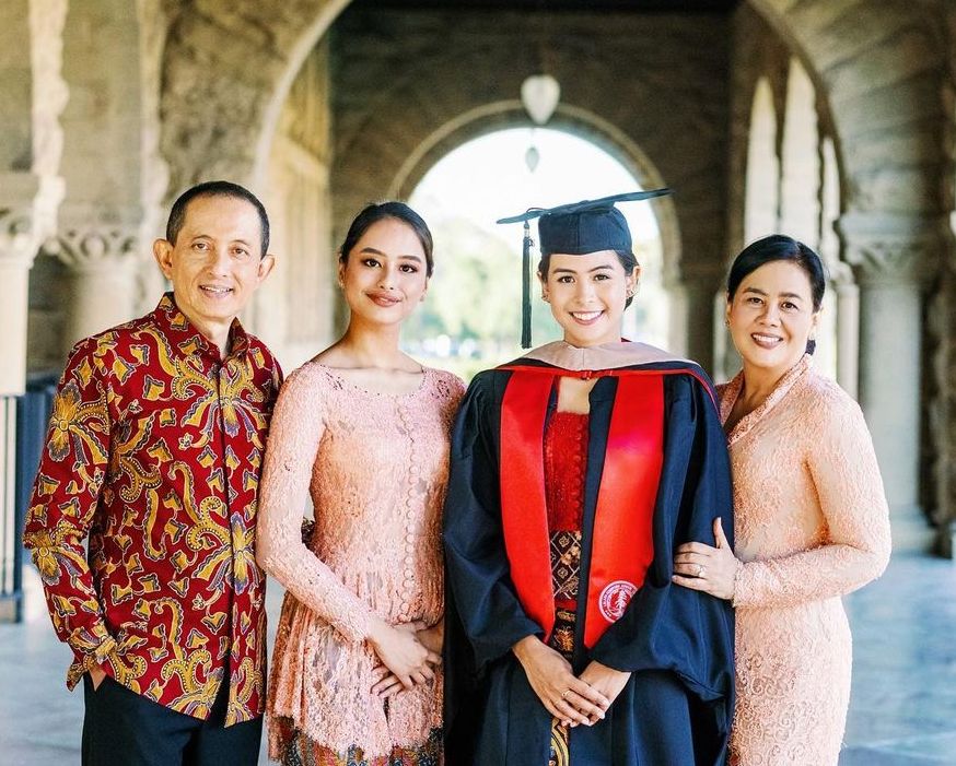 Tangkapan layar Maudy Ayunda bersama orangtua dan adiknya saat wisuda S2 di Stanford University, Amerika Serikat, Rabu, 9 Juni 2021.