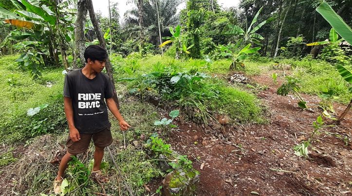 Warga menunjukkan bekas permukiman yang tersisa di kawasan Lengkob, Desa Nanggeleng, Kecamatan Cipeundeuy, Kabupaten Bandung Barat pada Selasa 2 Januari 2024.