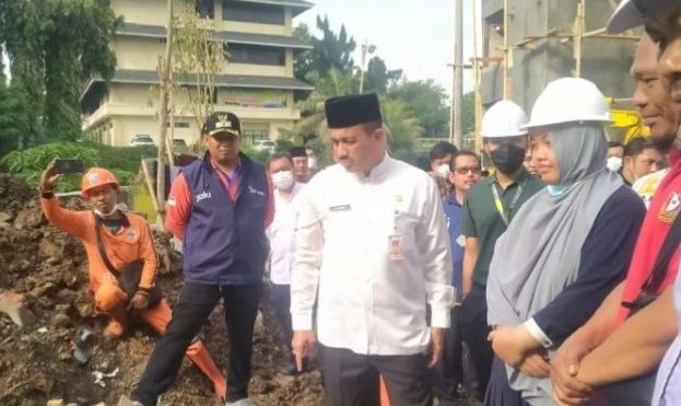Wali Kota Jakarta Timur Muhammad Anwar tinjau lokasi revitalisasi permukiman warga Pasar Gembrong di Jatinegara, Jakarta, Jumat, 9 September 2022