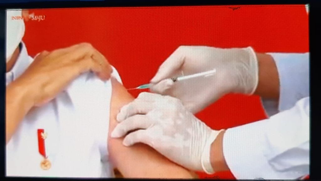 Gambar Presiden Joko WIdodo disuntik vaksin, Rabu, 13 Januari 2021
