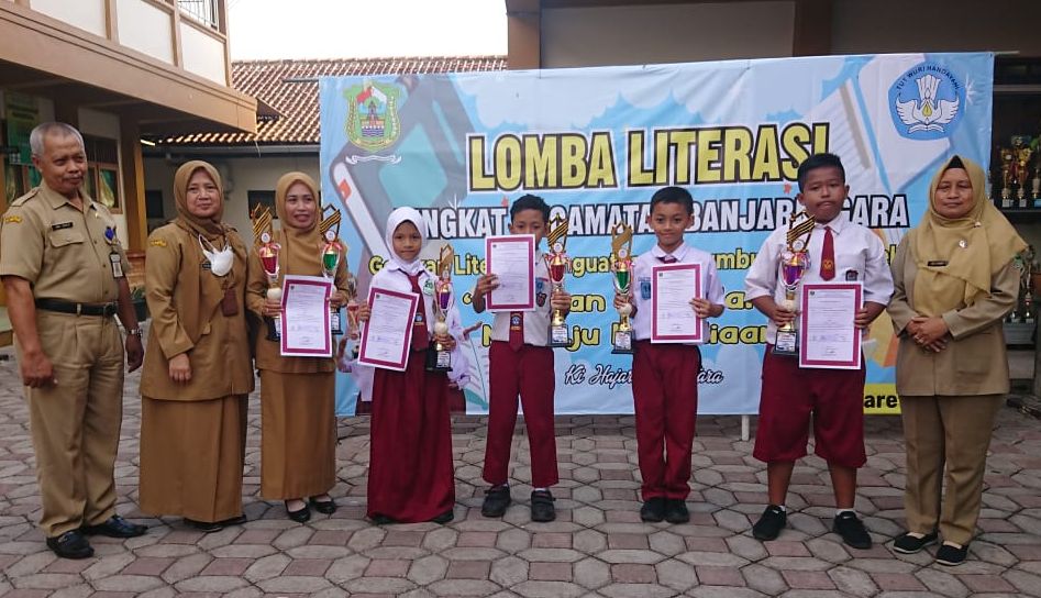 Juara 1 masing-masing kategori lomba literasi tingkat kecamatan Banjarnegara berpose bersama Korwil, ketua panitia dan ketua K3S sesaat setelah mendapatkan piala kejuaraan