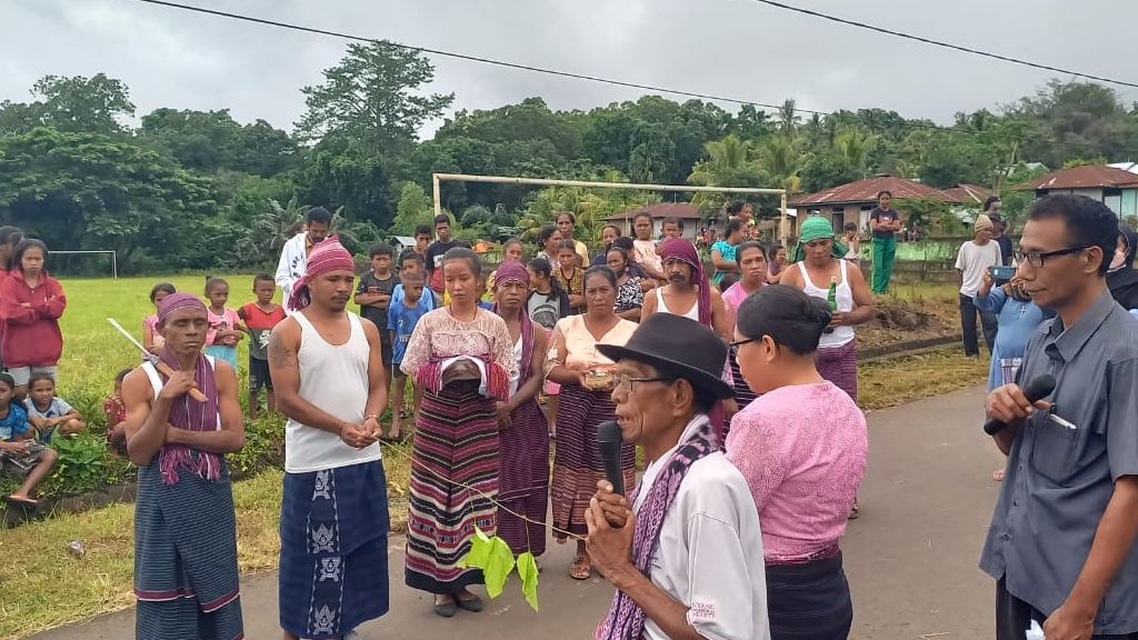 Para tokoh adat dan pemerintah Desa Pululera menyambut kedatangan JPIC SSpS dan relawan.