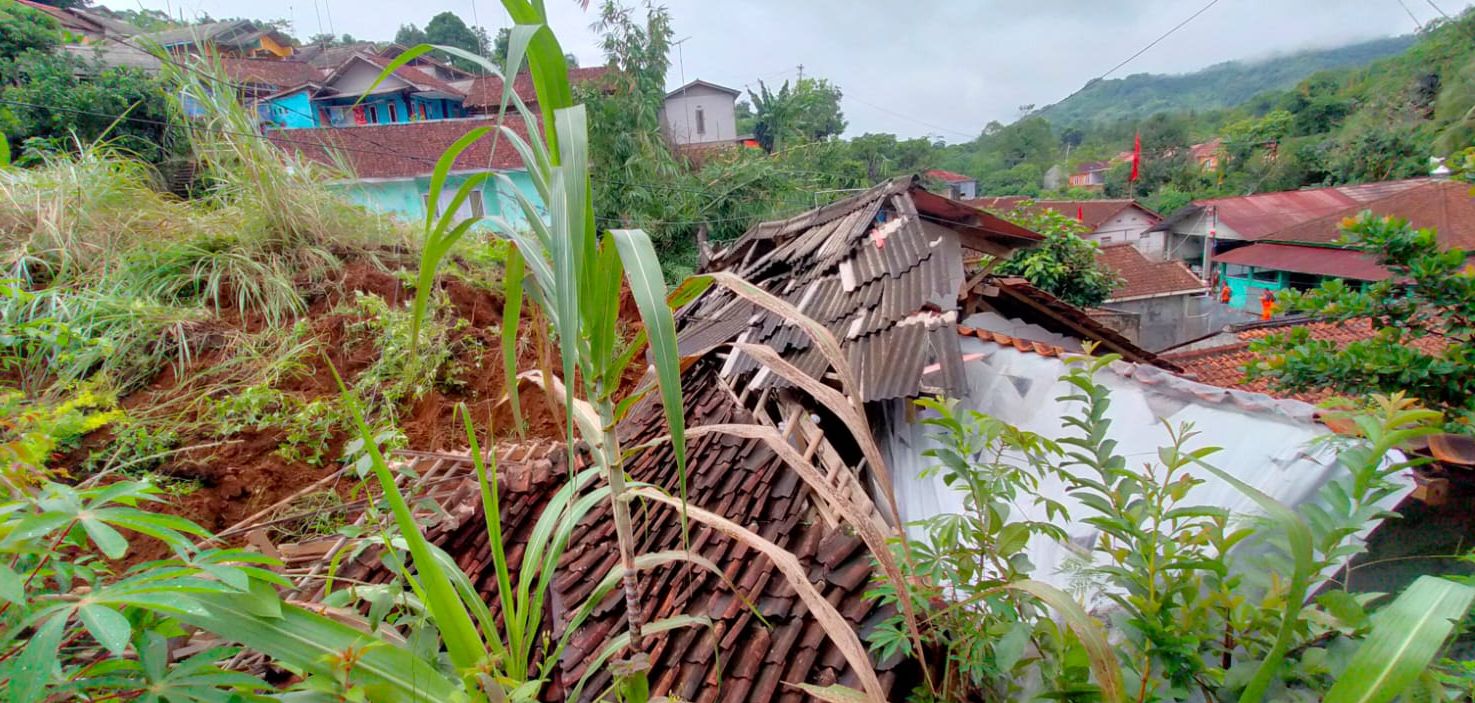 Belasan rumah di Kampung Cibatu Hilir, Desa Sekarwangi, Kecamatan Cibadak, Kabupaten Sukabumi, tertimbun longsor pada Rabu 24 Januari 2024. 