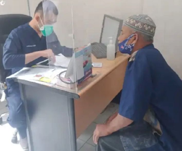 Dokter Penyakit dalam RSUD dr Sayidiman Magetan saat melakukan pemeriksaan calon jamaah haji