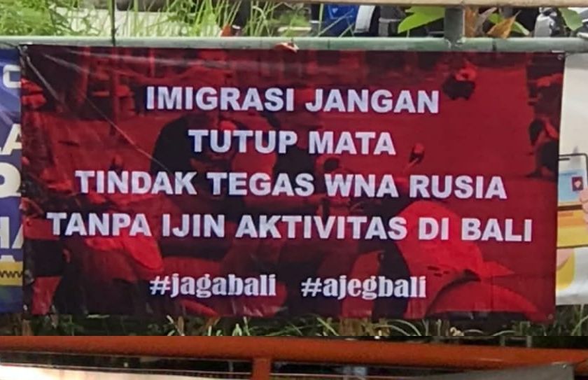 Dua spanduk bernada sindiran tiba-tiba muncul menyerang kinerja Kantor Imigrasi Kementerian Hukum dan HAM (Kemenkumham) Bali.