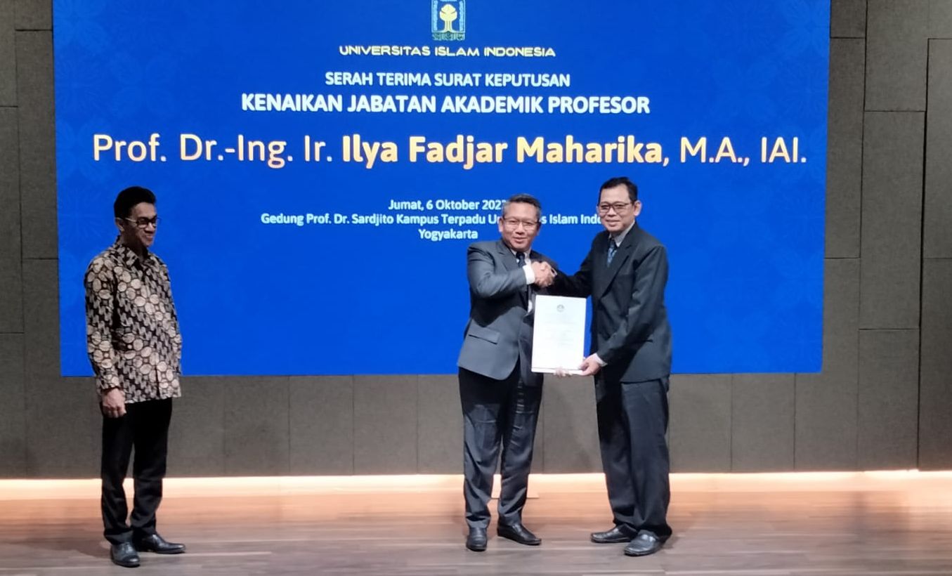 Rektor UII Prof Fathul Wahid menyerahkan SK Kenaikan Jabatan Akademik Profesor kepada Dr.-Ing. Ir. Ilya Fadjar Maharika, M.A., IAI.