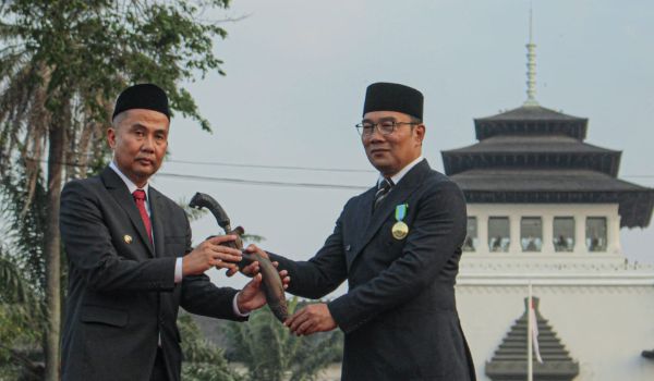 Pejabat Gubernur Jawa Barat Bey Triadi Machmudin menerima Kujang Pusaka dari Ridwan Kamil sebagai simbol penyerahan kekuasaan dan tanggungjawab. 