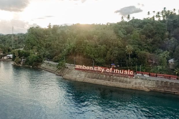  Monumen Ambon City of Music di Desa Hative Besar yang berjarak 10 km dari pusat Kota Ambon.