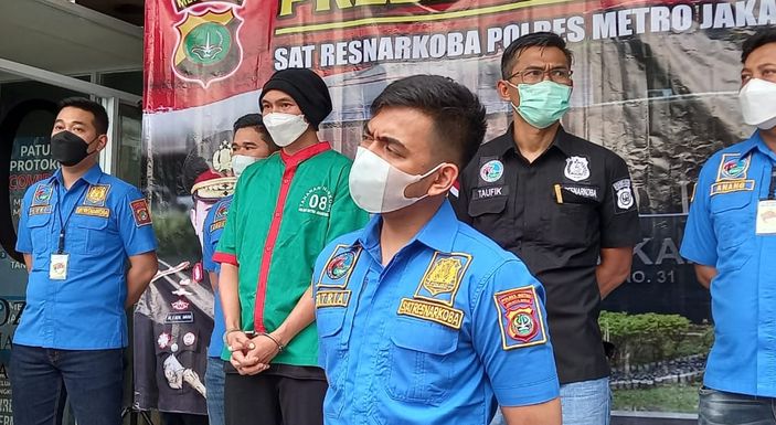 Polres Jakarta Barat menunjukan Anji usai ditangkap kasus narkoba