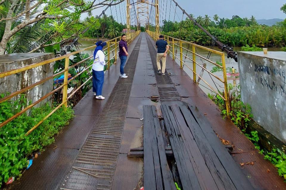Kondisi jembatan Luhung, Pasar Baru di Kecamatan Bayang yang sudah tidak layak dilewati kendaraan / marawatalk / istimewa
