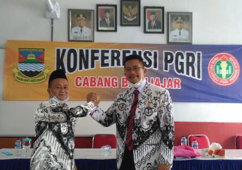 Foto Ketua PGRI Kecamatan Batujajar terpilih Mahmud Kurdi Husaeni (kiri) dan Ketua PGRI Kecamatan Batujajar periode 2015-2020 Rahmat Slamet (kanan)
