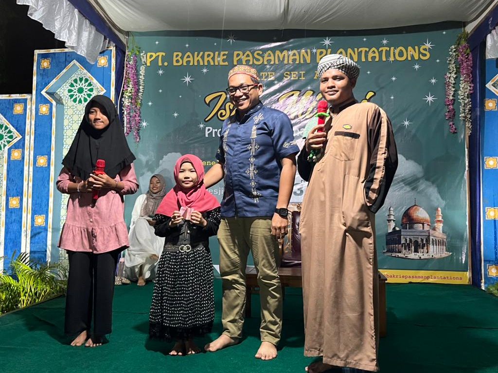 General Manager PT Bakrie Pasaman Plantations Agry Adhyta Putra mengadakan kuis bagi-bagi hadiah untuk anak-anak karyawan dan masyarakat sekitar berupa Al-Quran dan uang saku