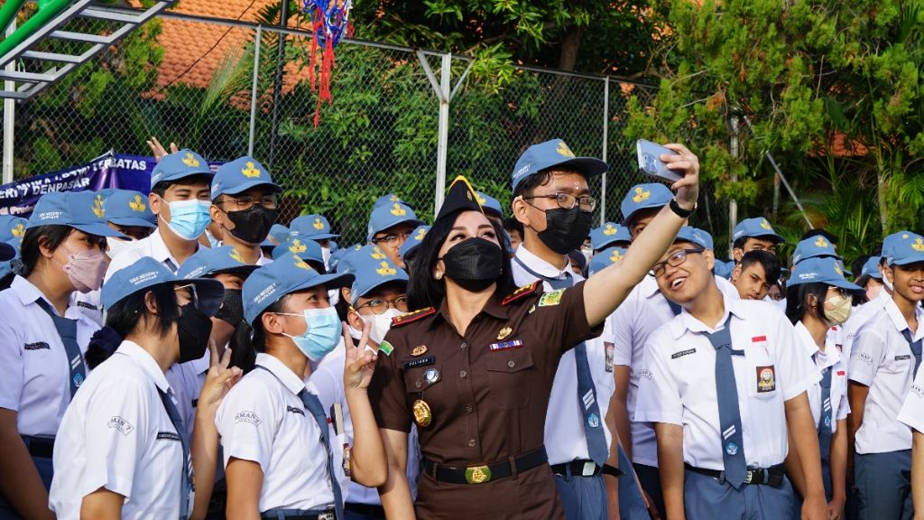 Kejari Denpasar Yuliana Sagala, SH, MH melakukan selfi setelah menjadi pembina di SMAN 7 Denpasar
