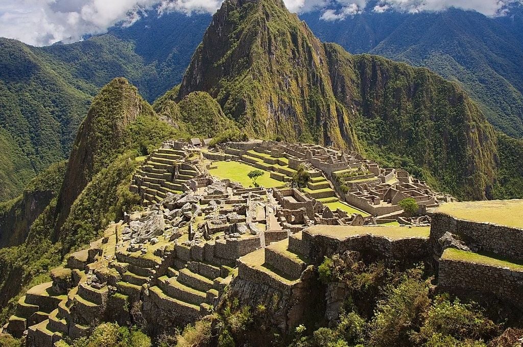 Ilustrasi penemuan bersejarah Machu Picchu Inca di Peru.