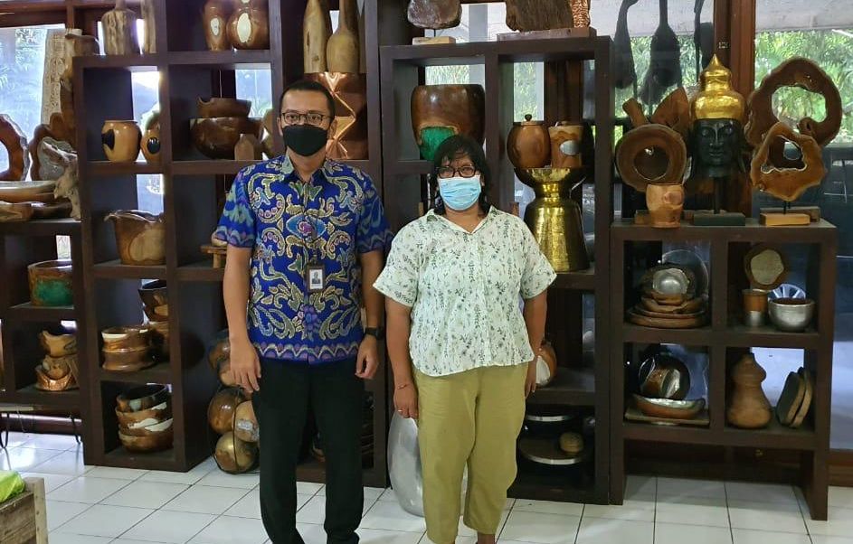 Nasabah BRI, Ni Ketut Bakati Anggareni (Kanan) pemilik artshop kerajinan di Bali.