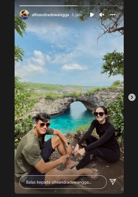 Alfeandra Dewangga tengah berlibur bersama sang kekasih Vivi RRQ di pantai Bali 