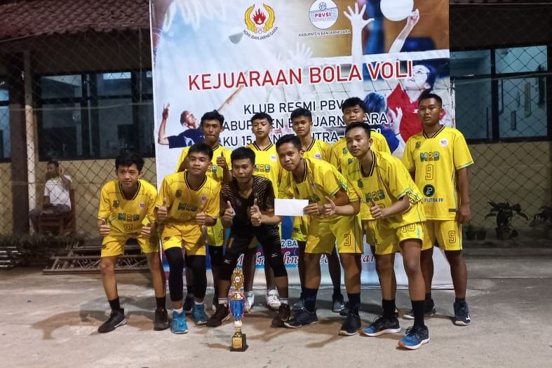 M2B MAN 2 Banjarnegara saat menerima piala juara 3 bersama pada kejuaraan bola voli antar club resmi PBVSI Banjarnegara