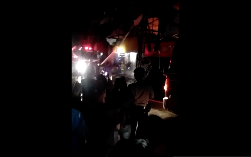Petugas sedang memadamkan api di sebuah toko di jalan Merdeka Bogor yang terbakar malam hari ini (31/5)