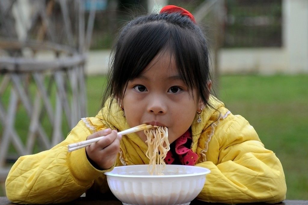 Ilustrasi  Sincia dan tradisi makan mie tanpa putus dalam Tionghoa