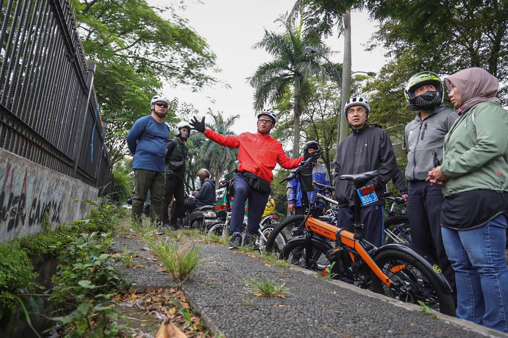 Sekretaris Daerah Kota Bandung, Ema Sumarna menyebut bahwa pihaknya akan melakukan rekayasa trotoar agar tidak digunakan sebagai tempat parkir.