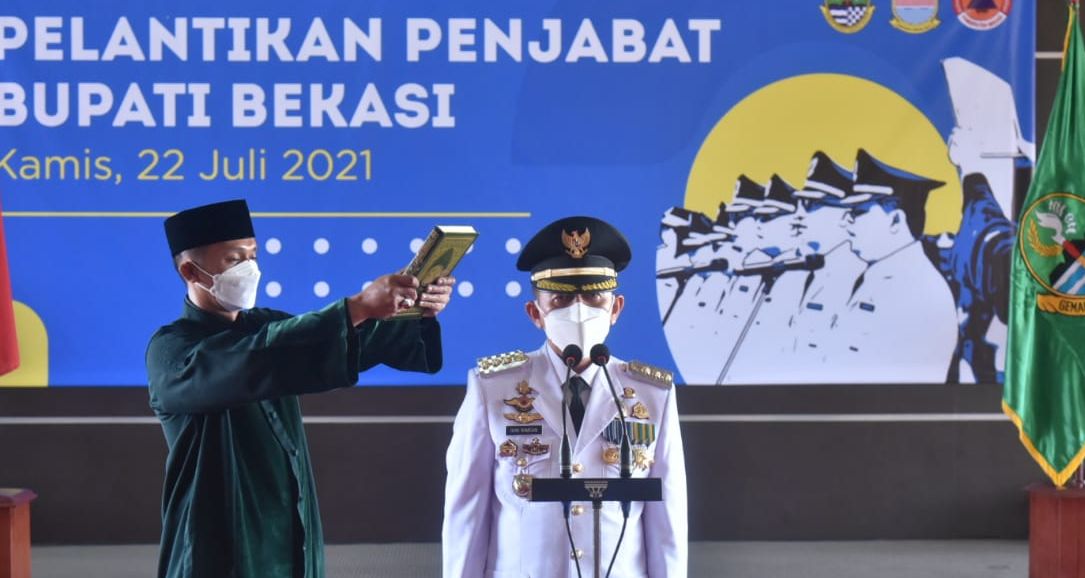 Penjabat Bupati Bekasi Dani Ramdan mengucap sumpah jabatan dalam pelantikan yang digelar virtual, Kamis, 22 Juli 2021.