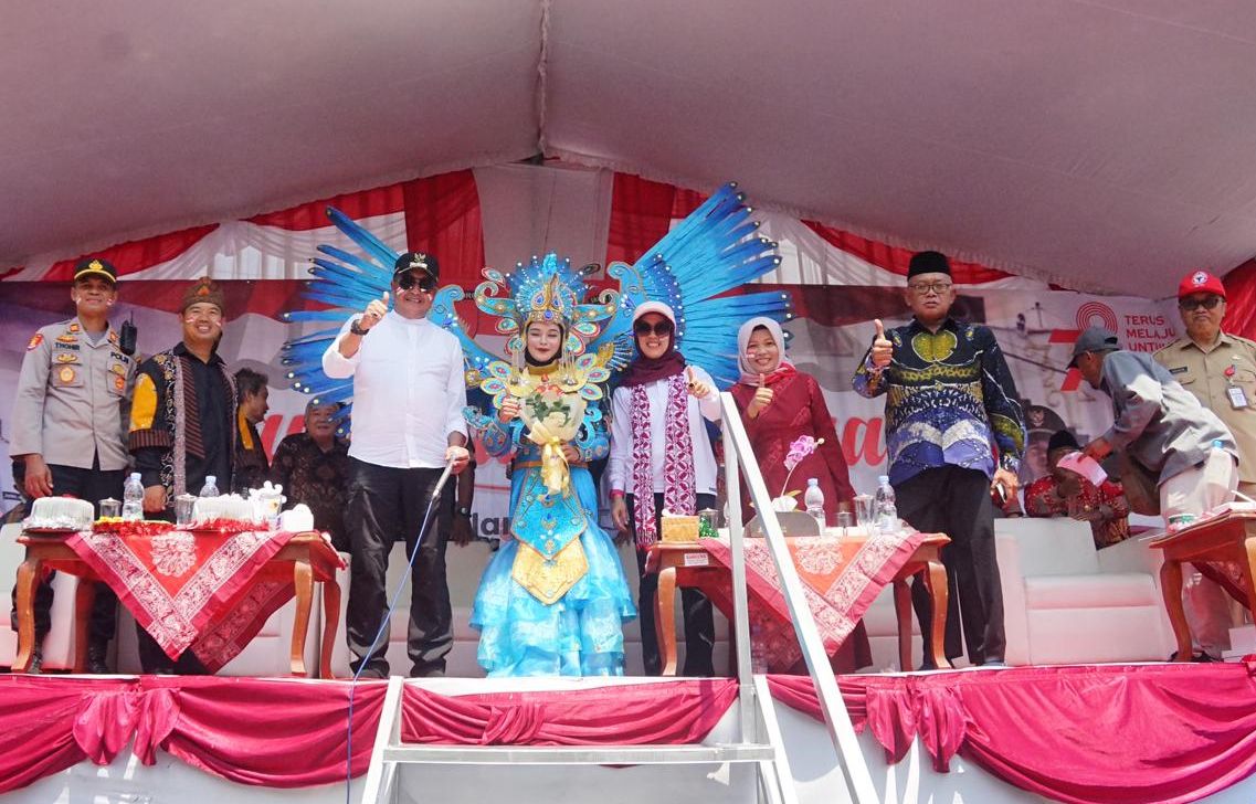 Serunya karnaval di Muntilan, Magelang yang dihadiri oleh berbagai kalangan.