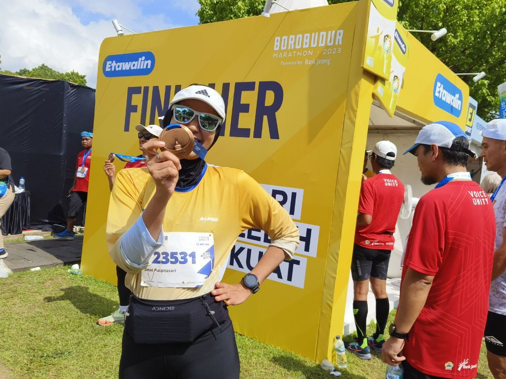 Pelari Dewi Puspitasari yang finish di event Borobudur Marathon 2023