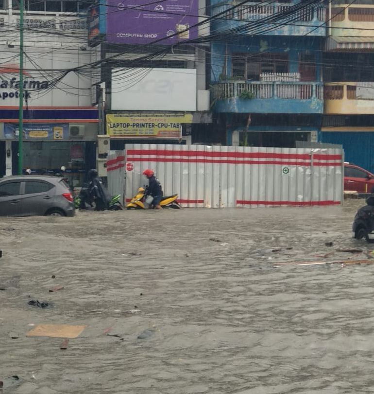 Banjir  di jalan R. Mattaher Jambi