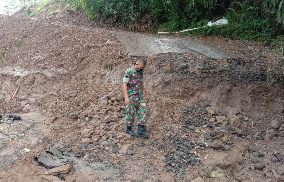 Jalan desa terputus tidak bisa dilalui kendaraan roda 2 dan 4 akibat longsor di Desa Dermasuci 