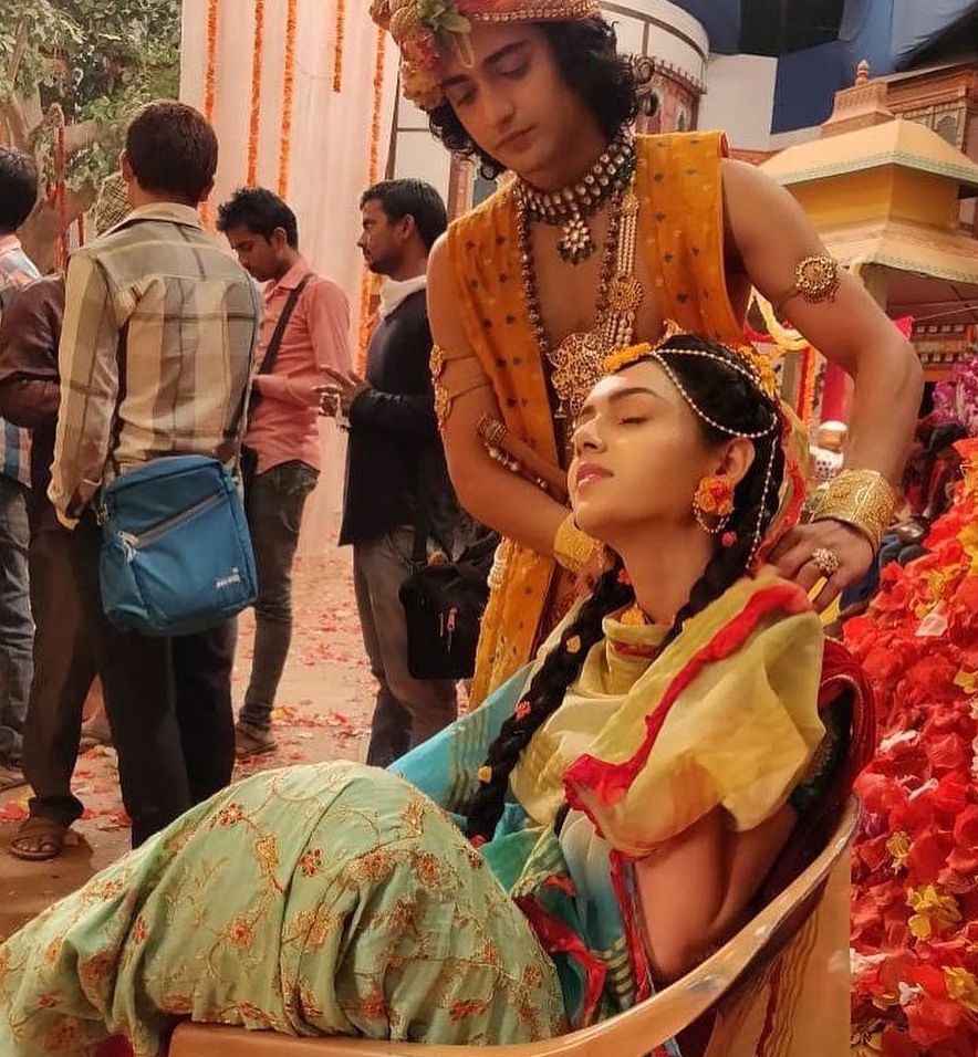 Dewa Krishna terlihat tengah memijat pundak Radha di sela-sela syuting mereka.