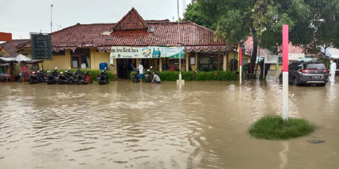 Kantor Kecamatan Kertasemaya yang turut terdampak banjir