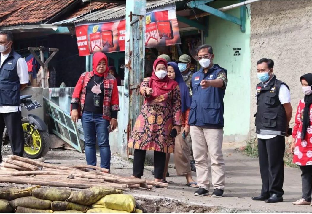 Anggota Komisi D DPRD Kota Bandung, Nunung Nurasiah meninjau lokasi longsor bantaran Sungai Cicadas di RW 09, Kelurahan Margasari, Kecamatan Buahbatu, Kota Bandung, Jumat 1 April 2022.