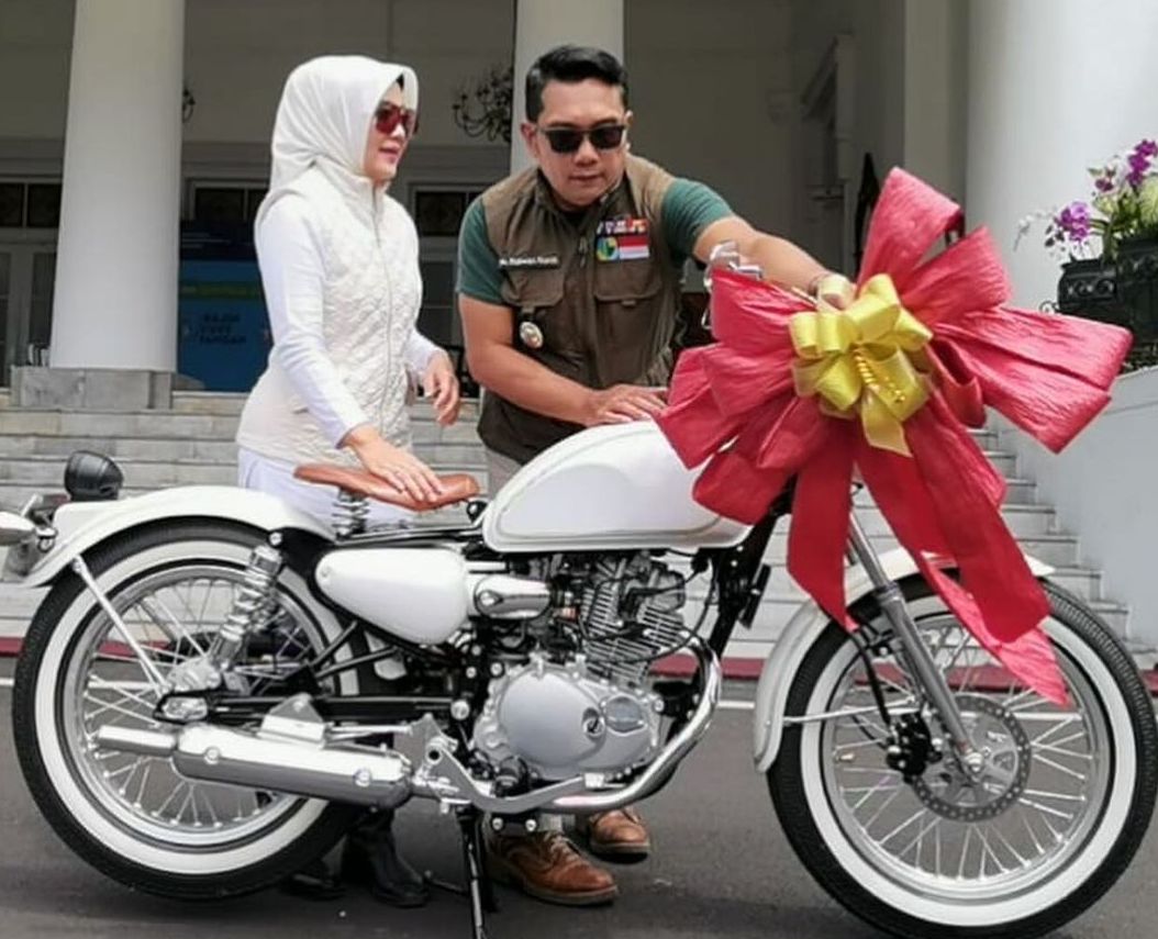 HOBI TOURING, Atalia Praratya Gagah Kendarai Kawasaki W175 Custom, Hadiah dari Ridwan Kamil