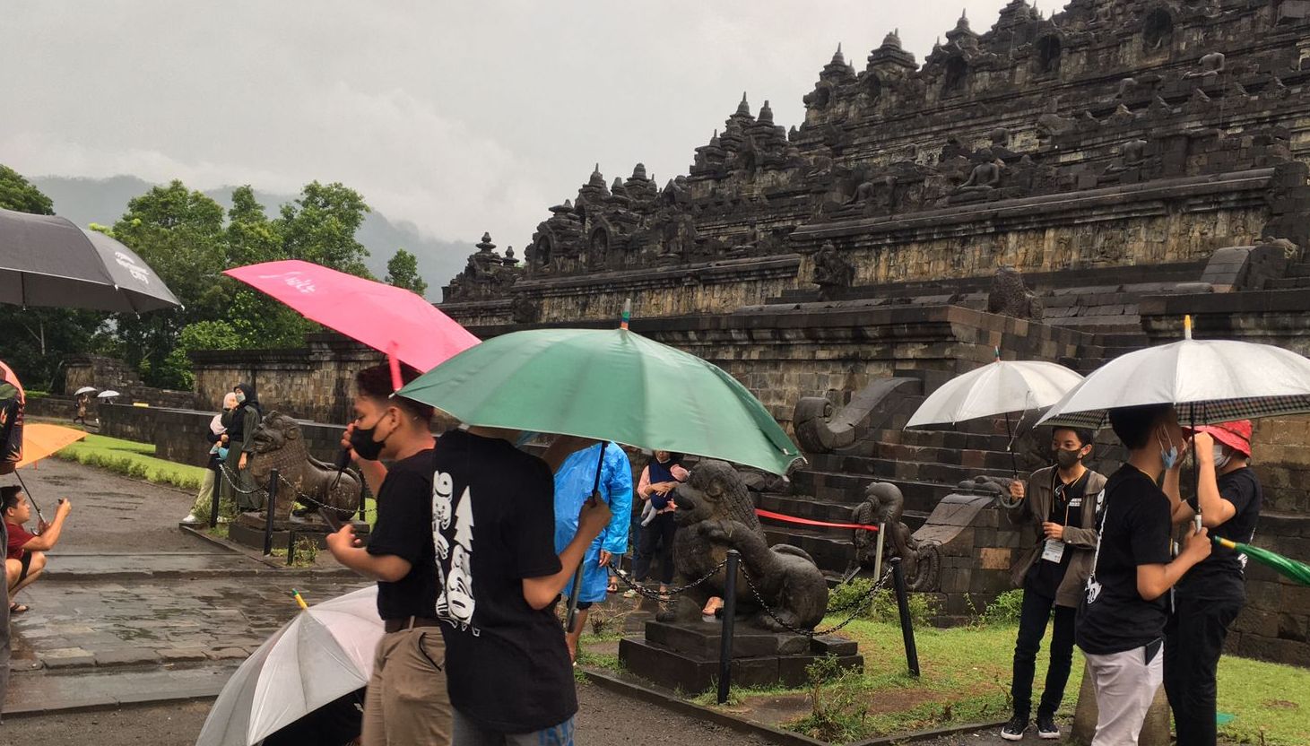Sejumlah wisatawan lokal dan asing masih ramai mengunjungi Candi Borobudur dengan harga tiket masuk yang normal.