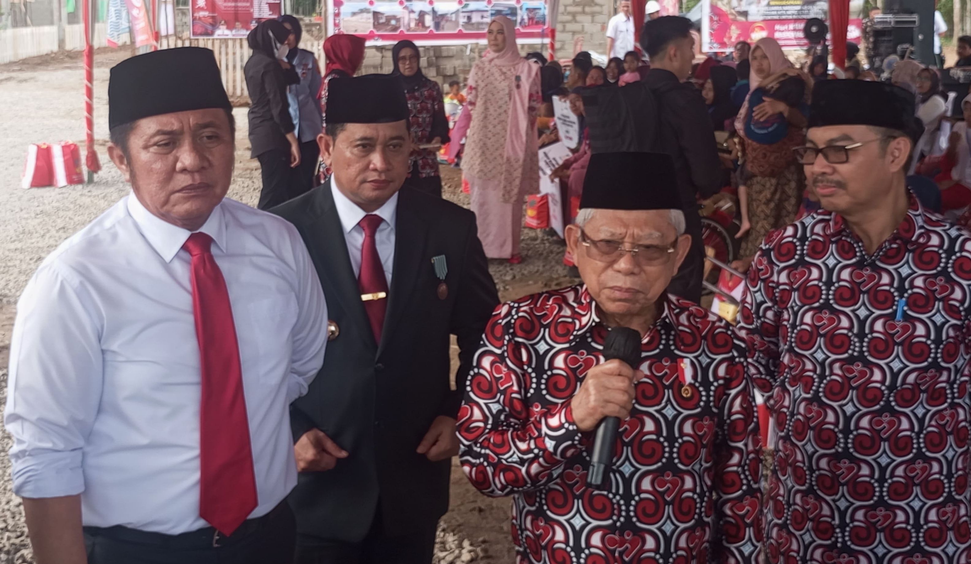 Wapres Ma'ruf Amin ditemani Gubernur Sumsel Herman Deru, Bupati Banyuasin Askolani, Kepala BBKKBN Hasto Wardoyo di permukiman rumah layak huni bagi keluarga berisiko stunting di Desa Rimba Balai, Kecamatan Banyuasin III, Sumatra Selatan, pada Kamis 6 Juni 2023.