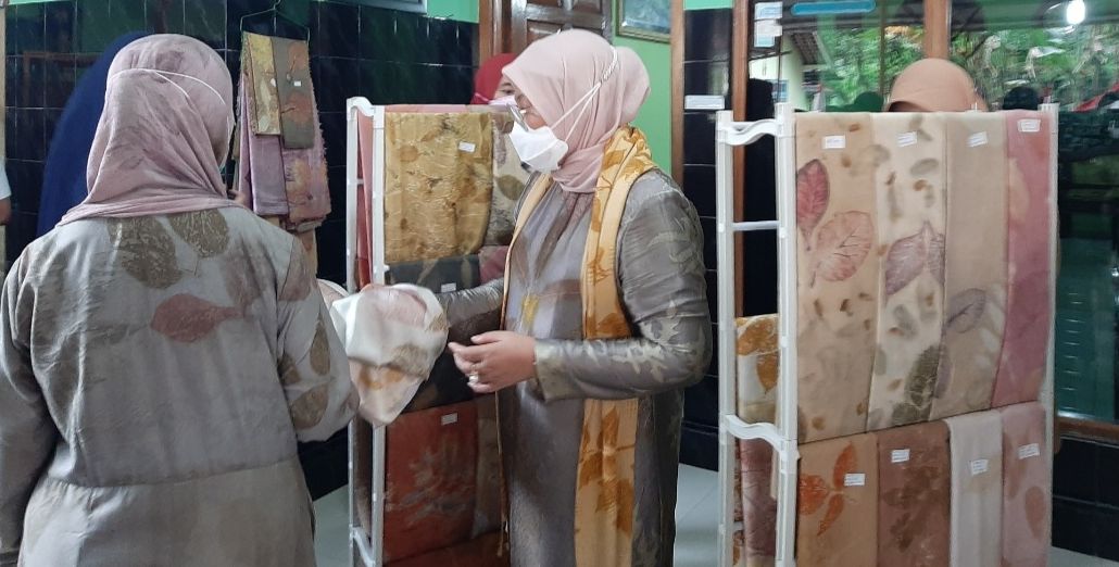 Mentri Ketenagakerjaan Ida Fauziyah melihat batik ecoprint di Desa Bajong, Kecamatan Bukateja, Purbalingga, Senin sore 3 Mei 2021.