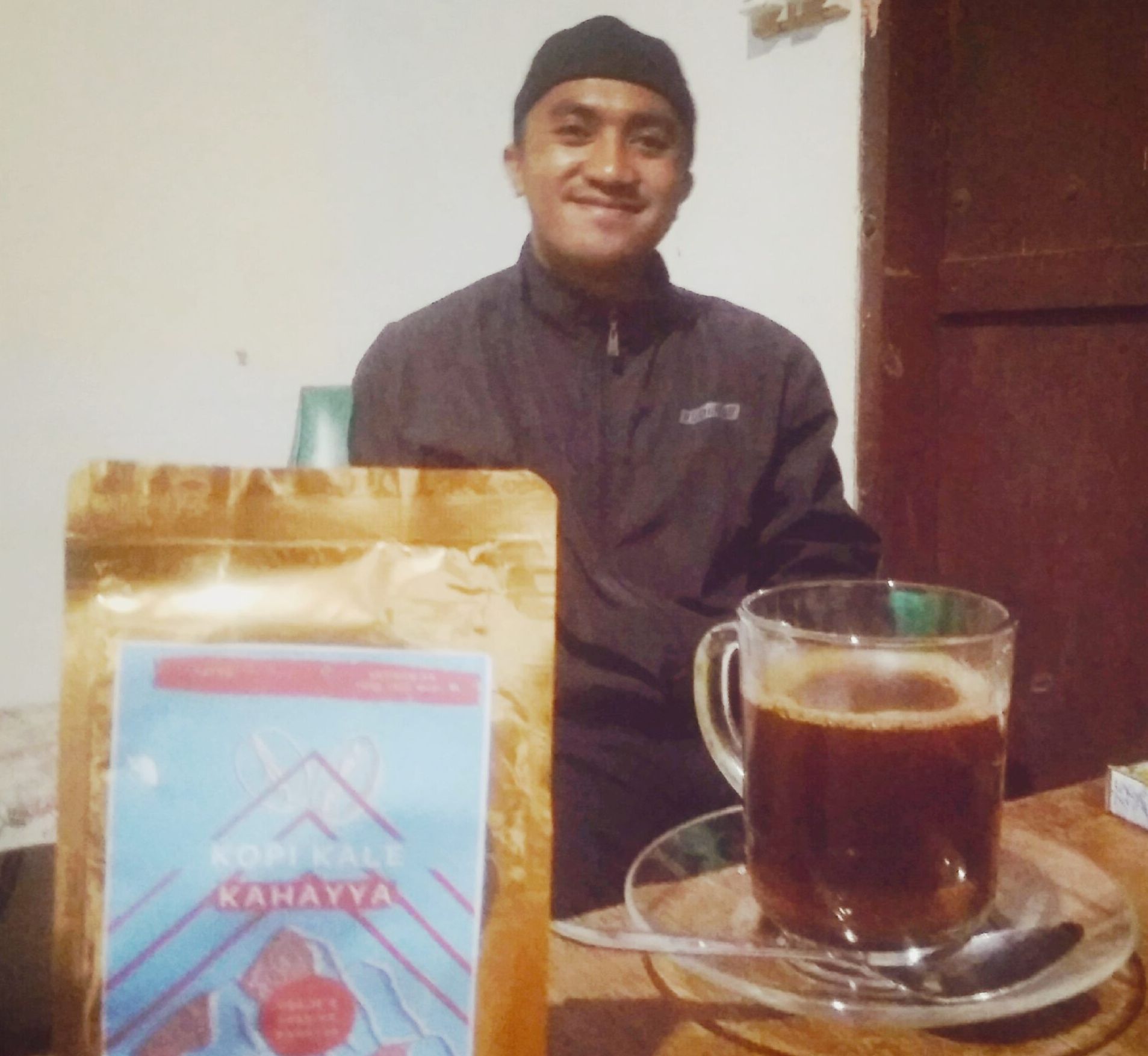 Ilham, seorang pemuda pengusaha kopi di Kahayya/WartaBulukumba.com