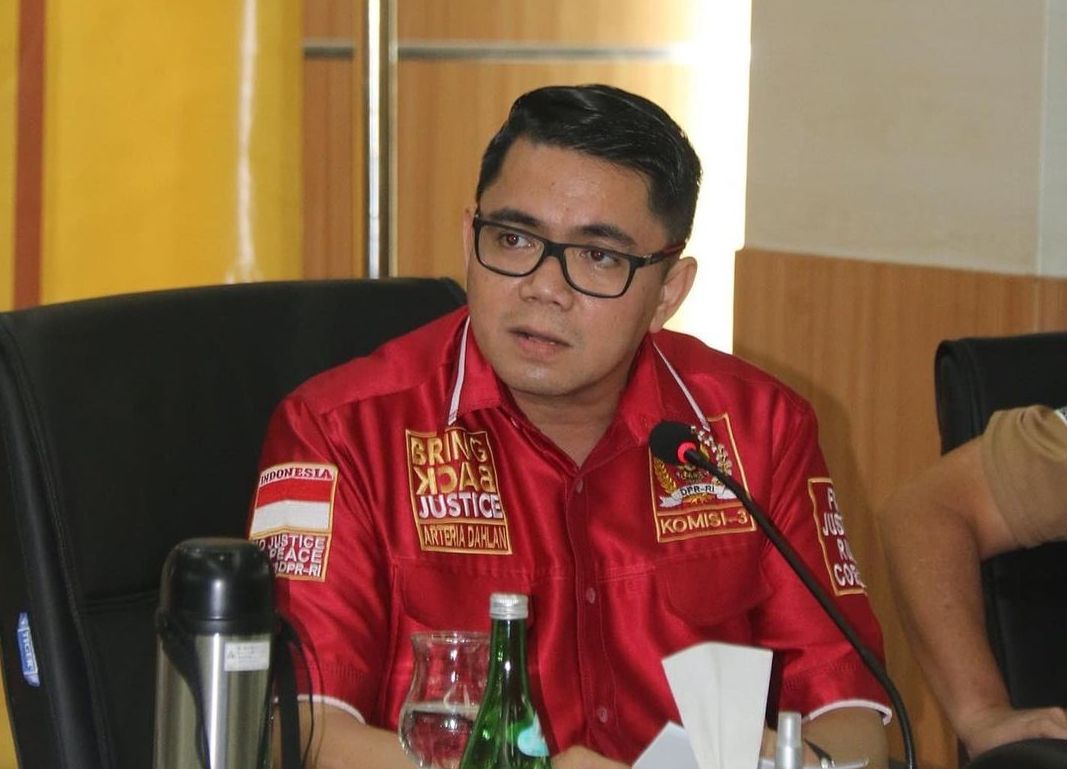 Anggota Komisi III DPR RI, Arteria Dahlan saat di Kejaksaan Tinggi Jawa Timur pada Rabu, 14 Oktober 2020.