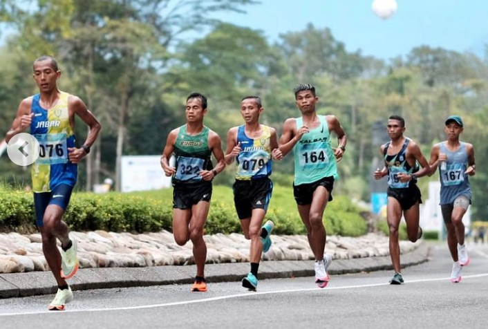 Pelari asal Jabar Agus Prayogo raih medali emas di nomor Marathon 42 kilometer PON XX Papua. / @agusprayogo21