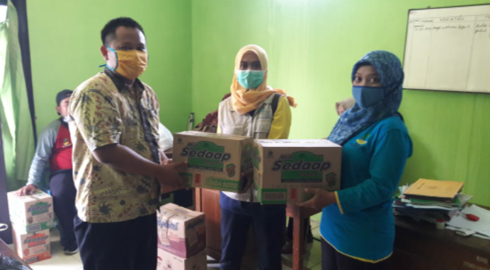 Pendamping PKH dan TKSK Kecamatan Kedungbanteng menyerahkan bantuan kepada Pemdes Semedo 