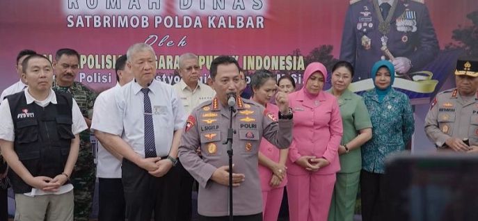 Kapolri Jenderal Listyo Sigit Prabowo mengomentari kebijakan pemerintah tentang larangan impor pakaian bekas.